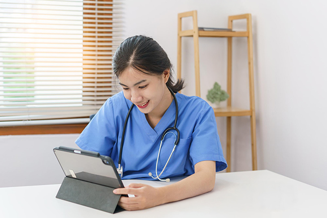 ペーパーレスで実現する、スマートな 介護記録